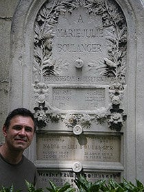 David Conte at the grave of Nadia Boulanger, Montmartre cemetery, 2007.