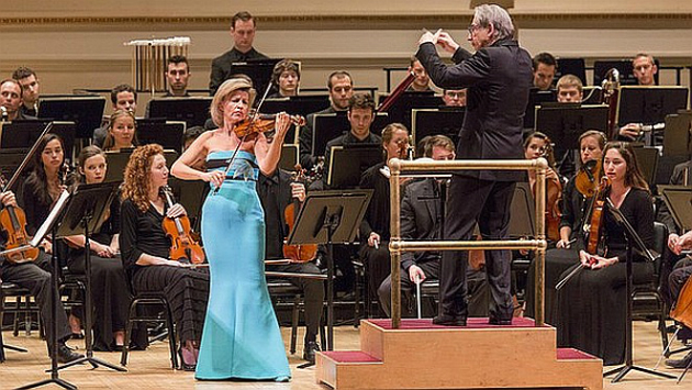 Anne-Sophie Mutter, Michael Tilson Thomas and the New World Symphony in Carnegie Hall on Tuesday  (Photo by Richard Termine/<em>Financial Times</em>)
