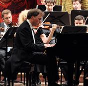 Alon Goldstein performing with orchestra