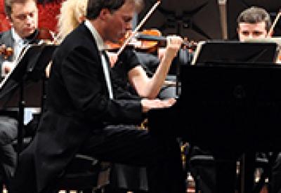 Alon Goldstein performing with orchestra
