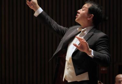 Ming Lung conducting the Berkeley Community Chorus and Orchestra