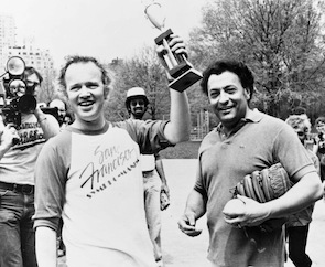 Edo de Waart holds the Davies Cup in 1983 over the defeated Zubin Mehta 