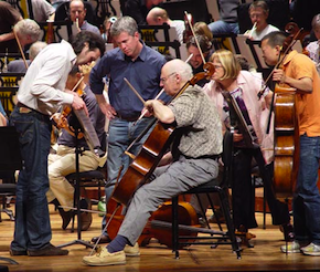 Jurowski with cellists Wyrick and Michael Grebanier in rehearsal 