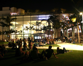 Listening (free) to New World Symphony under the palms 
