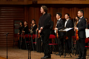 Barnaby Palmer leading Sichuan Symphony
