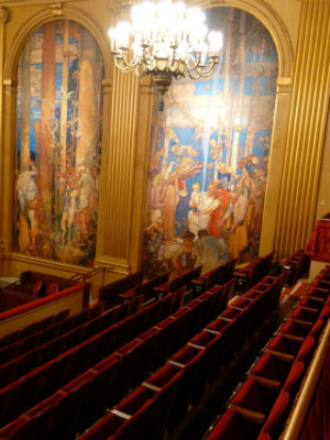 Herbst balcony: new seats, century-old murals (freshly cleaned) (Photo by Janos Gereben)