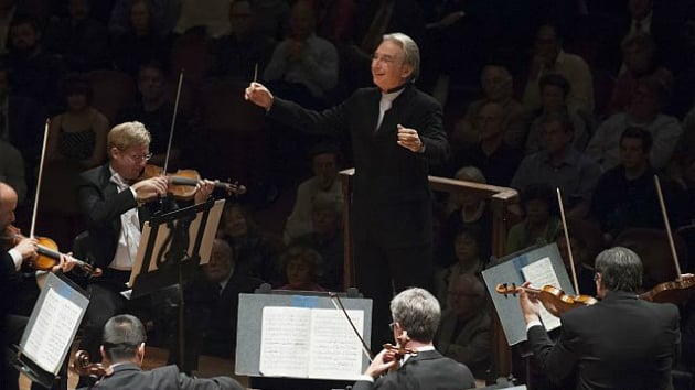 Michael Tilson Thomas, with Dan Carlson, principal second violin, on his right (Photo by Stefan Cohen)