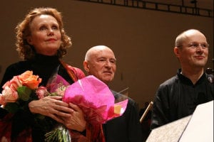 (From L to R) Kaija Saariaho, Christoph Eschenbach, and Anssi Karttunen after a performance with the Orchestre de Paris in 2008.