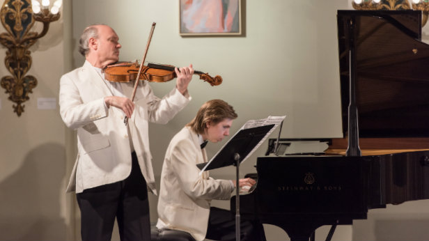From left to right: Paul Neubauer, viola; Juho Pohjonen, piano. (Photo by Carlin Ma)